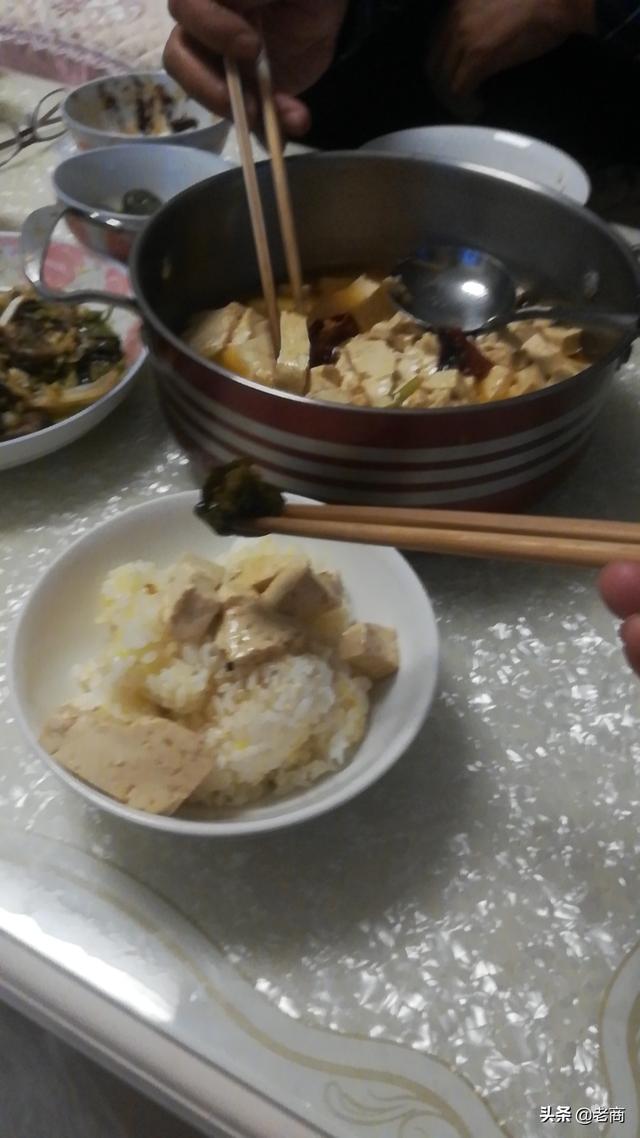 东北煤矿退休爹妈日常吃饭对话,扯着扯着就远了,唠着唠着就乐了