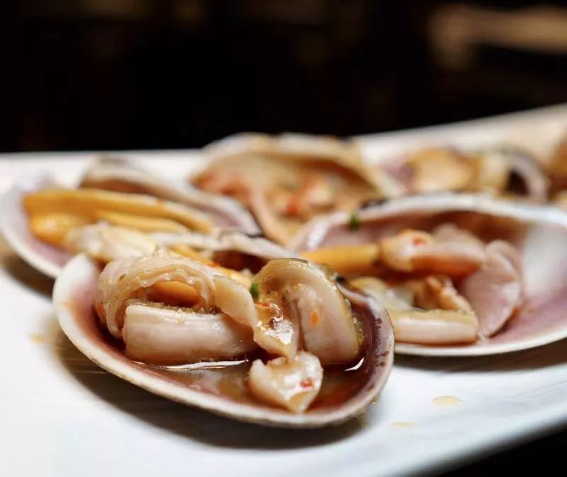 圈粉不少魔都吃货,东莱海上的炭烤鸟贝更是经过主厨王晓东的细致烤制