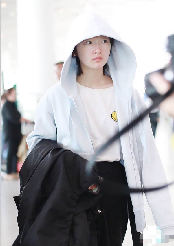 周冬雨时装周返程归来,穿天蓝色连帽卫衣温柔清新,造型显干练!