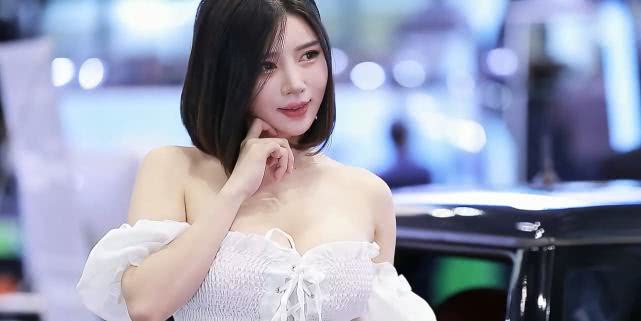 别克的车模立功了,银色露脐装引爆车展,宅男纷纷围观