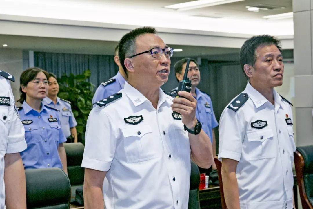 晚上7时30分许,随着黄石市副市长,公安局局长王郁辉一声令下,集结的