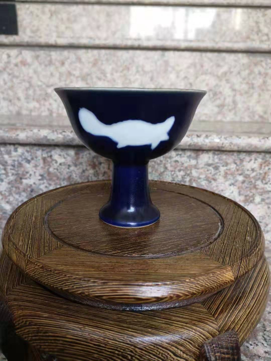 霁蓝釉白鱼纹高足杯