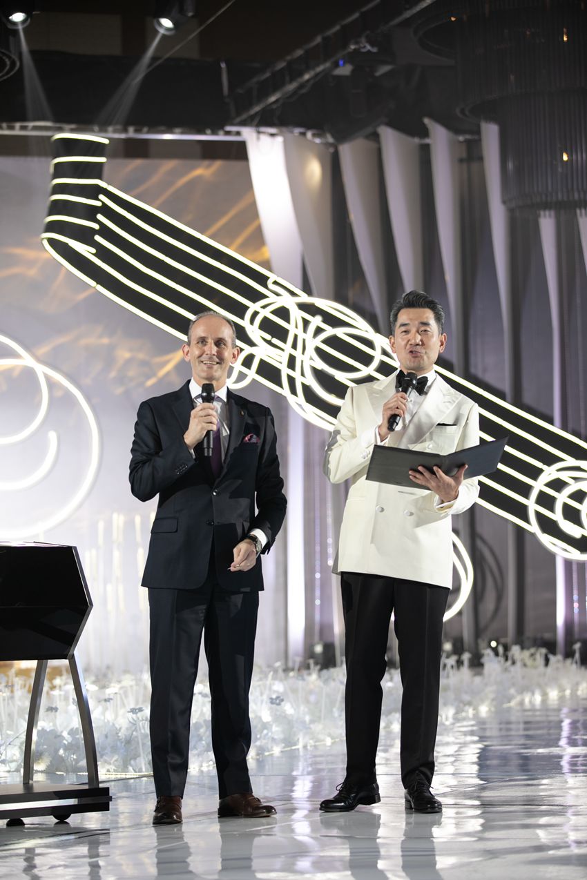 出席本次婚纱秀◇anny lin携本次大秀模特闭场谢幕◇漫桥婚纱 xanny