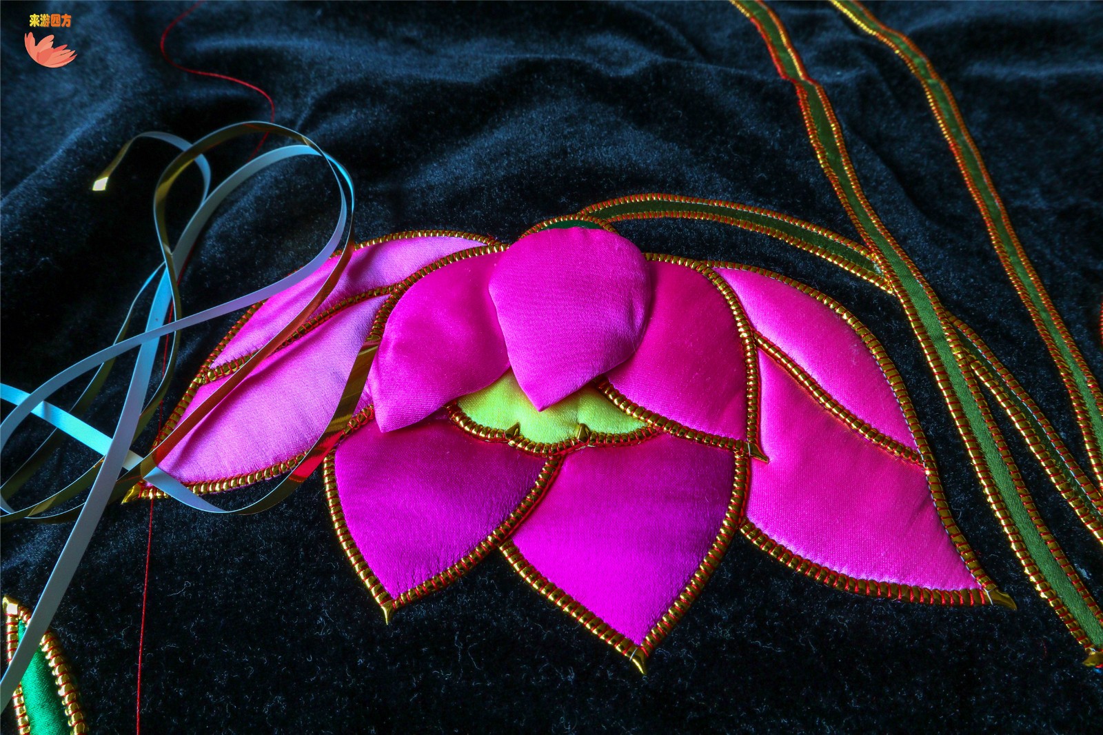 这虽然是一个普通苗族母亲为自己的孩子准备的一件平时用的背带,但是