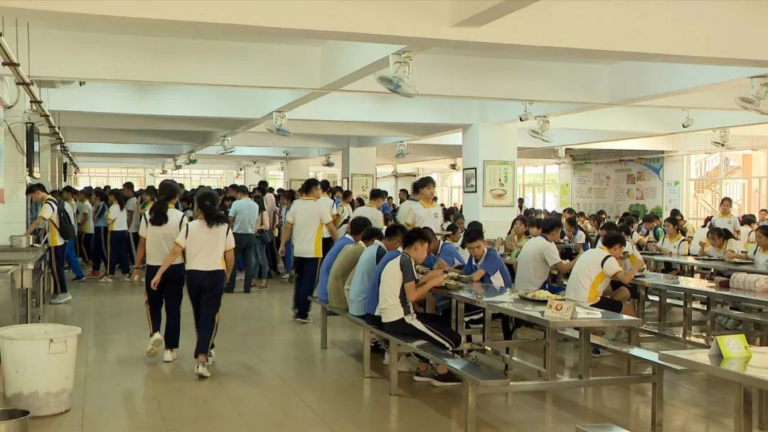 中午12点,田家炳实验中学饭堂迎来用餐高峰期.