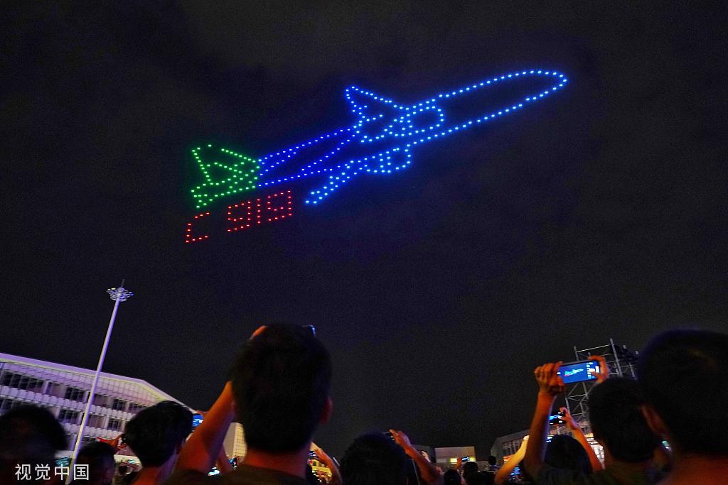 迎国庆南京上演300架无人机灯光秀表演