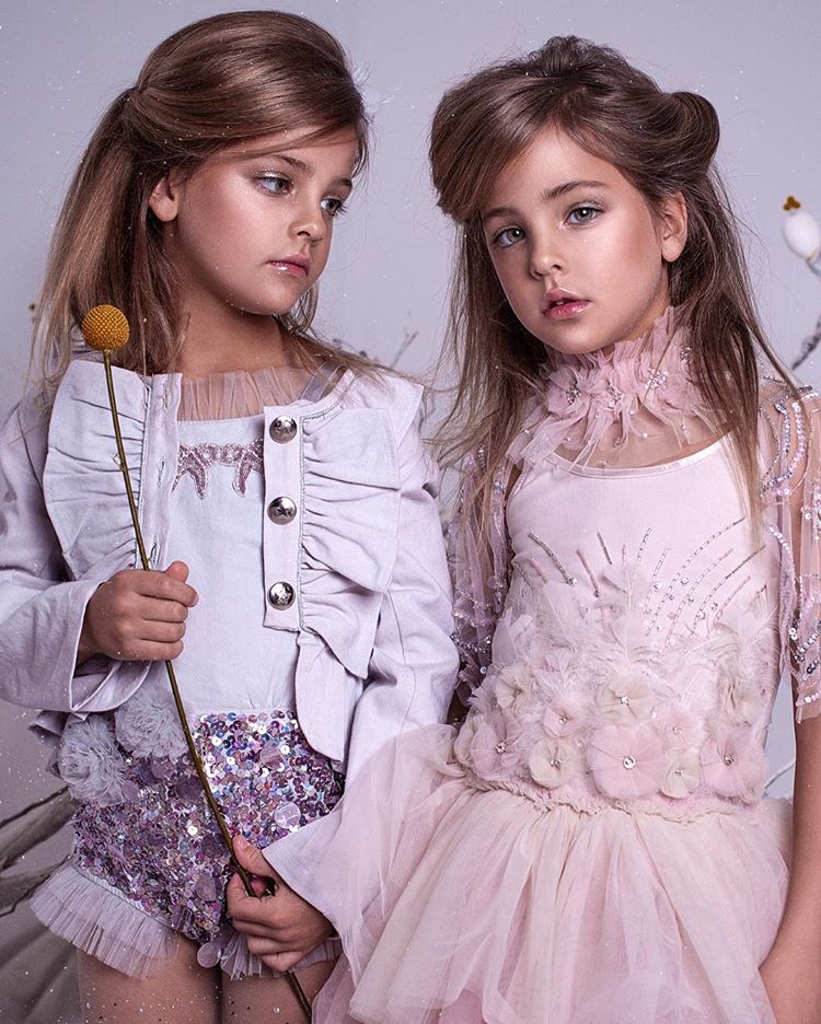 被称为世界上最漂亮的双胞胎姐妹,看了照片你会爱上她们的!