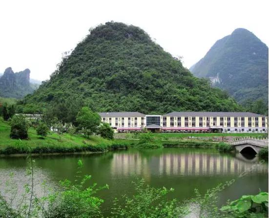 在金钟山旅游度假区可以看到天坑和溶洞融合的地质奇观这是目前桂林