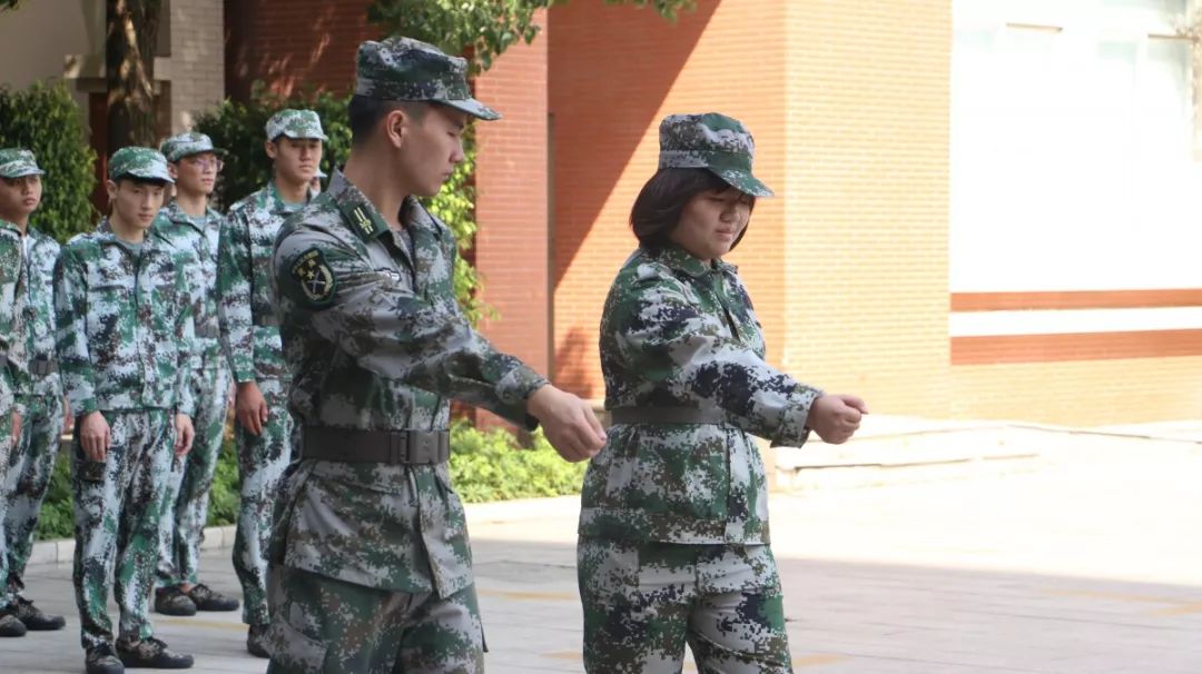 巾帼不让须眉底气十足女教官吹哨,喊口号训练场上踢腿,摆臂,整齐划一