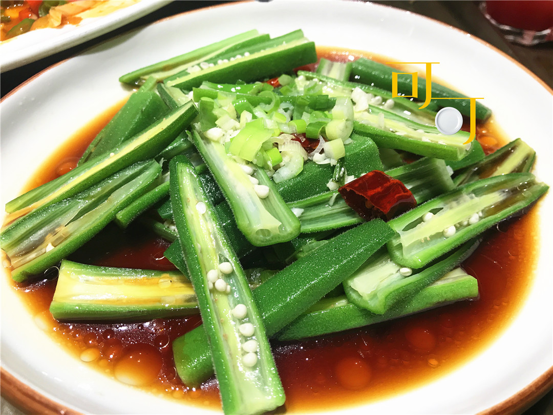 油淋秋葵,是一个比较健康的蔬菜,淋点酱油和葱花,干红椒,大家都挺喜欢