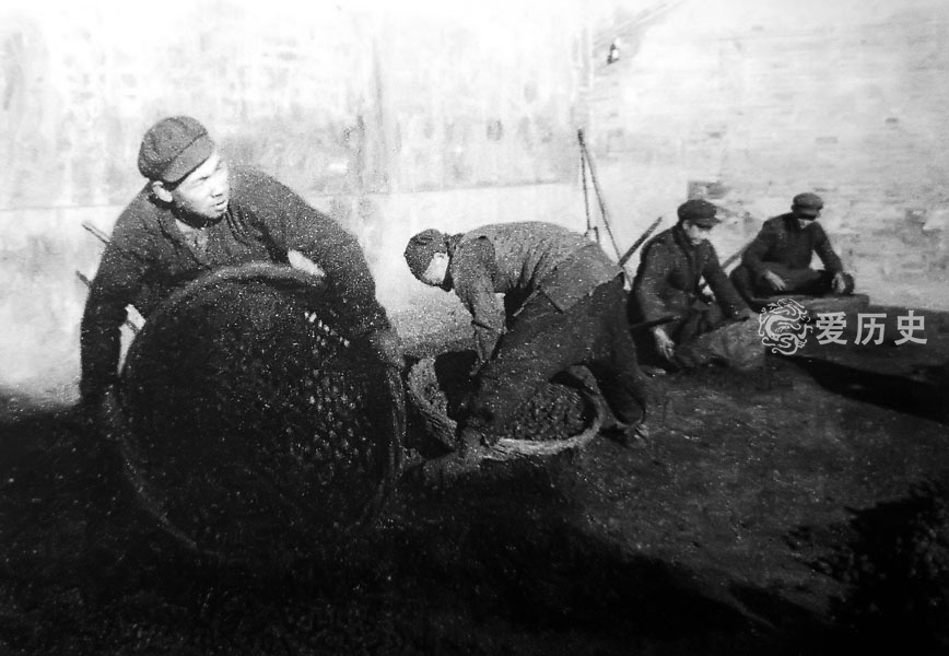 老照片:50年代北京胡同里的淳朴生活 吆喝声吸引了孩子们的围观_进行