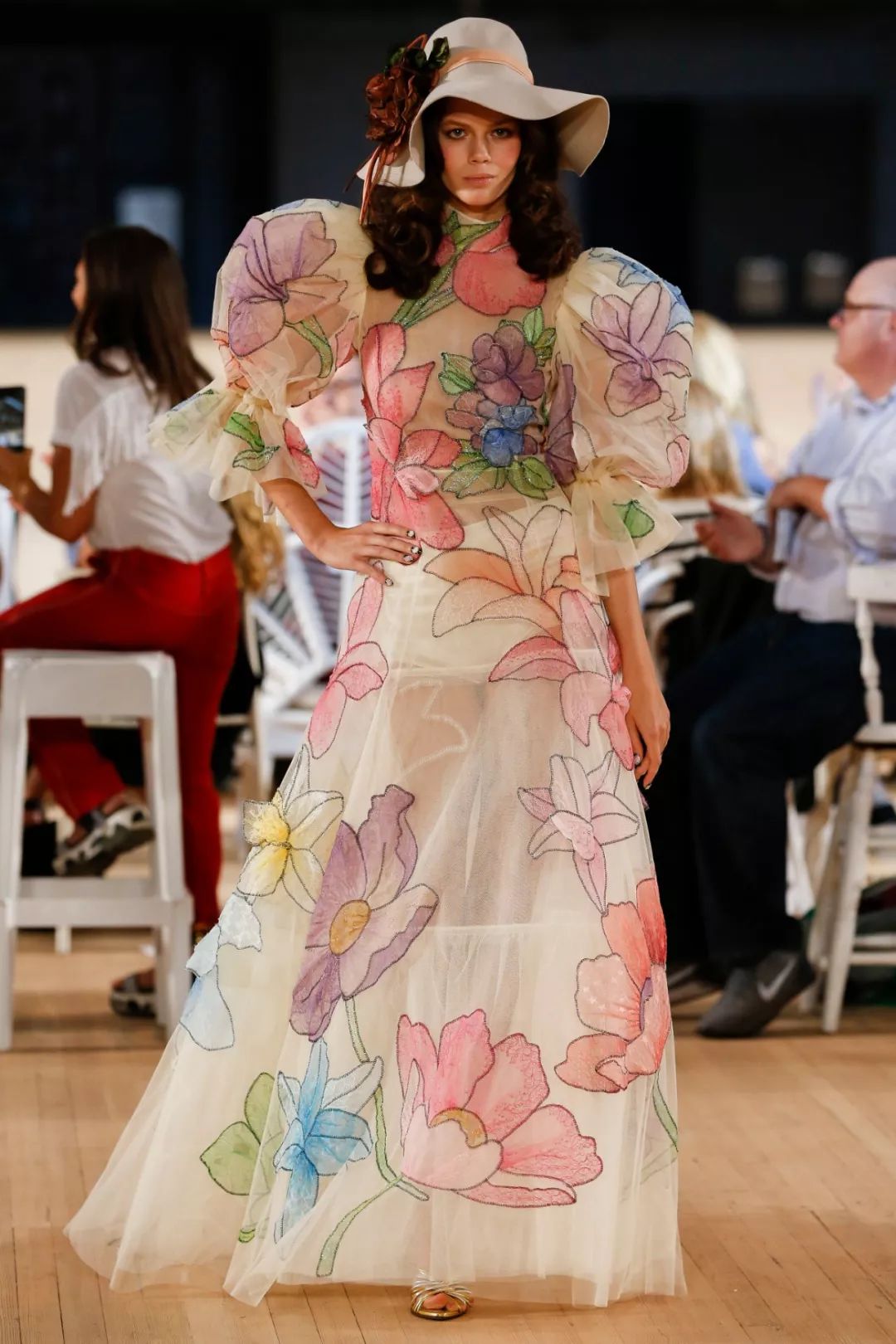 marcjacobs2020春夏时装秀如歌舞剧服饰般夸张绚丽