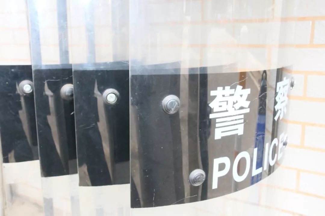 怀着困惑的杨宇,有一天经过单位警容镜时,看了看镜子里面的自己,他