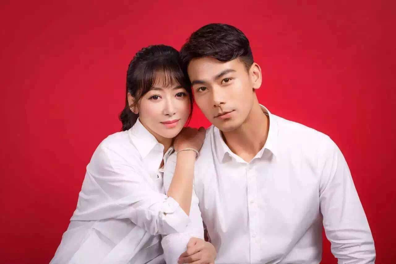 6位明星夫妻的结婚照,唐嫣炫耀,baby甜蜜,我就服陈小春!