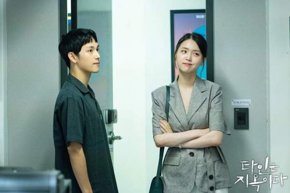 金芝恩在《他人即地狱》剧中饰演尹钟宇(任时完 饰)女友「闵智恩」,因