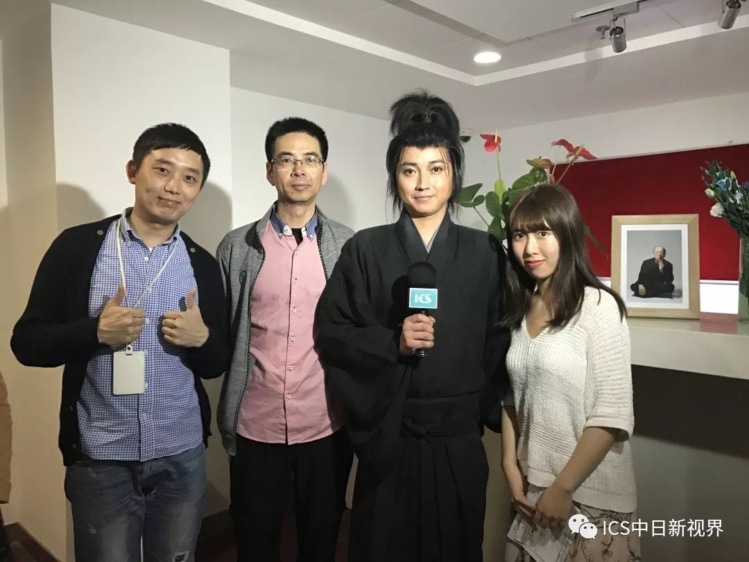 01020304我们有温馨的演播室01谷村新司和主持人小森步的合照02(左起)