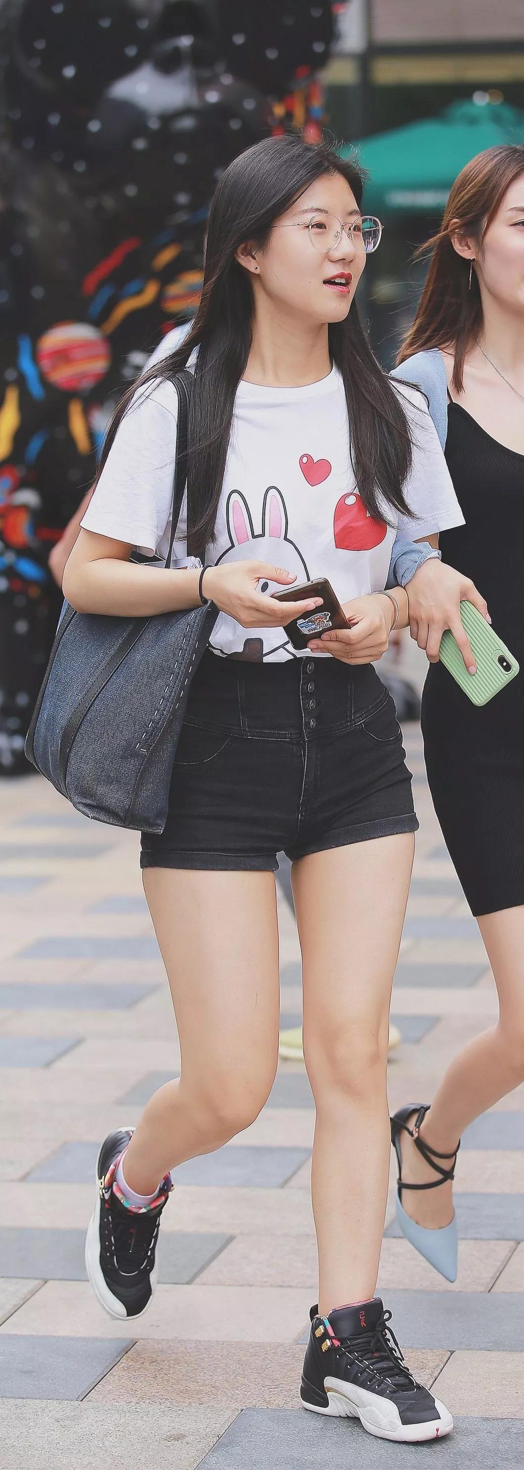 紧身牛仔热裤雪白如玉丰腴修长双腿气质漂亮小姐姐