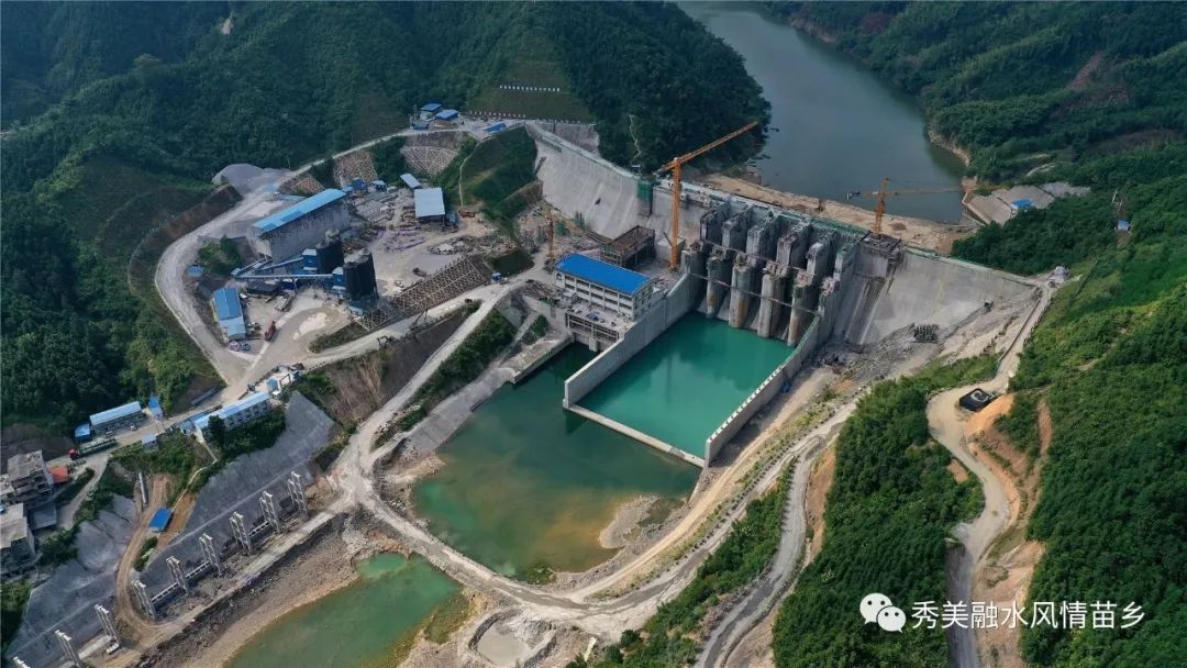 航拍丨落久水利枢纽工程大坝溢流坝段全面封顶