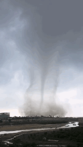 广西海域出现"龙吸水"奇观!场面震撼!