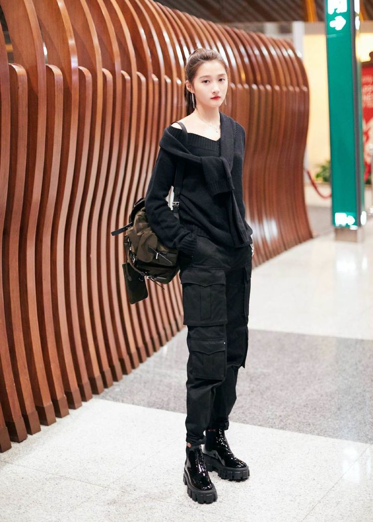 关晓彤穿黑色v领毛衣衫配工装裤小短靴21岁秒变16岁未成年少女