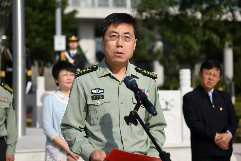 市委常委,宣传部部长苏翠芳,鄂尔多斯军分区司令员剑啸为我校授牌
