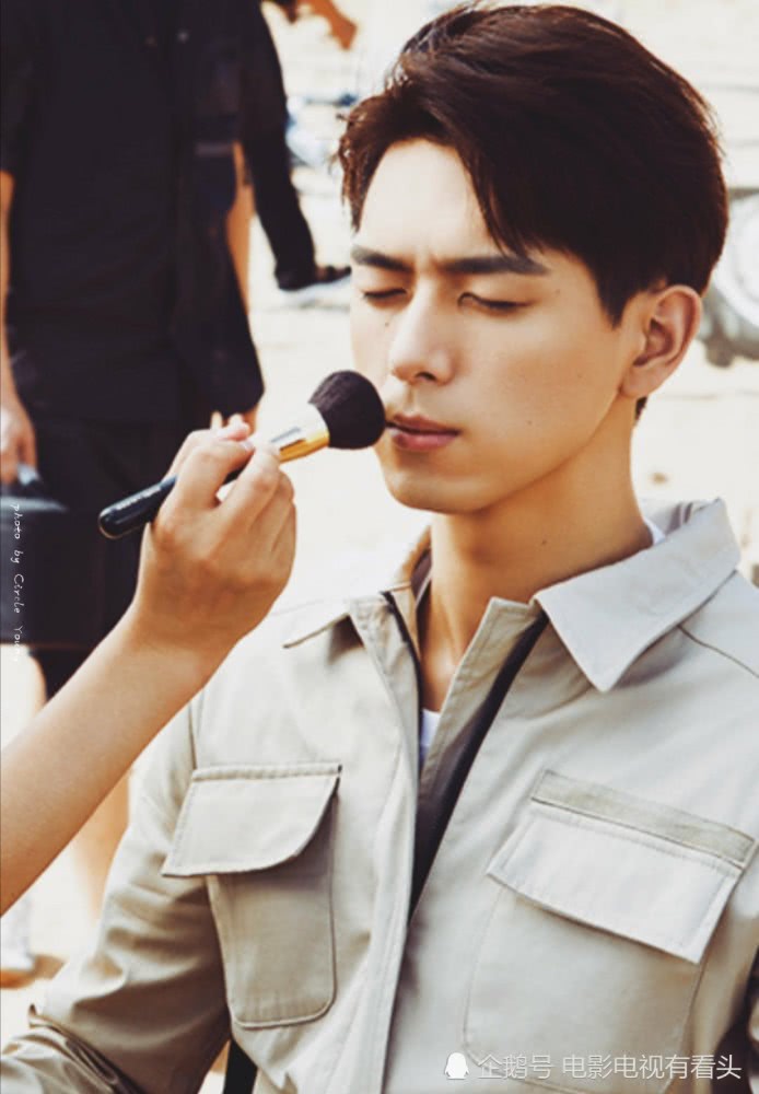 李现新广告代言上线,沙漠拍摄大片,举手投足都是帅气