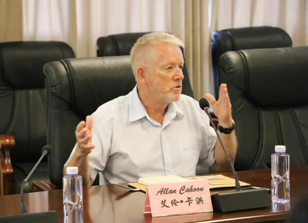 卡洪博士和基础与外语学院师生举行英语学习研讨会