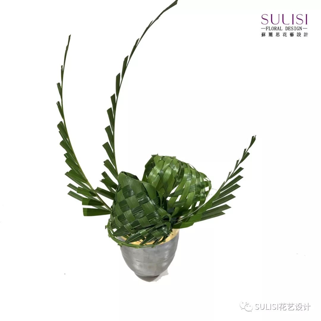 末端用铁丝固定好,在中间插入编织好的散尾葵,仿佛把幸福收入囊中.