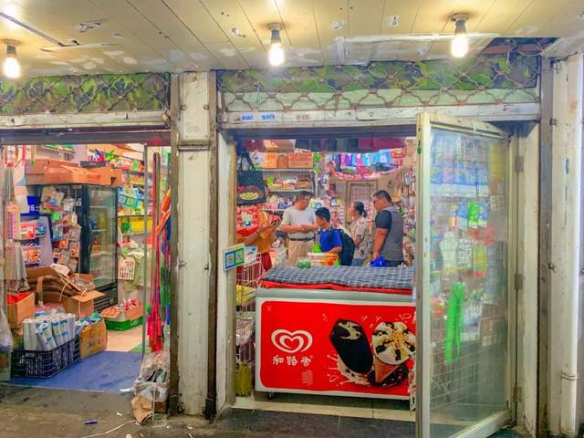 在南京小学门口的小卖部我用10块钱找回童年