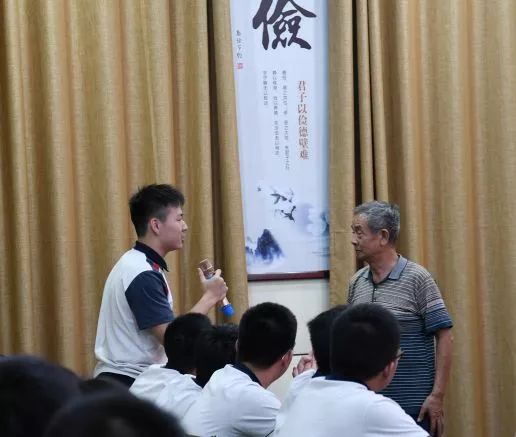 微信团队校训:自强不息 止于至善办学理念:教育是为了人的成全学生观