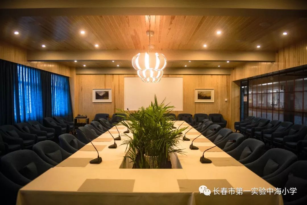 五楼小会议室休息区扇形会议室抵达由楼梯口上至五楼美术教室直行绘本