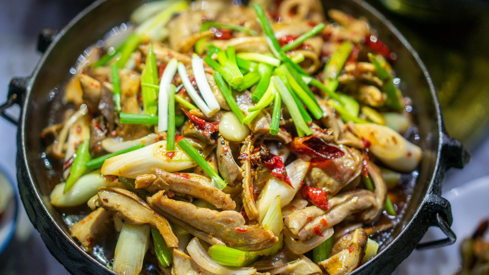 配上几粒干辣椒,一丝丝辛辣刺激了猪肚肉的肌肉,做成干锅一样边煎边吃