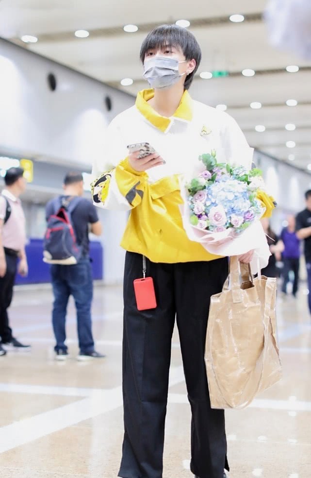 被明日之子淘汰的叶禹含穿西装裤腿好短确定有1米68