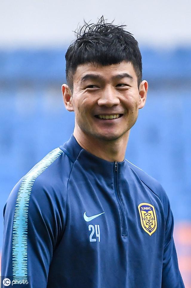 江苏苏宁易购训练备战,何超与队友猜拳,李昂笑得合不拢嘴