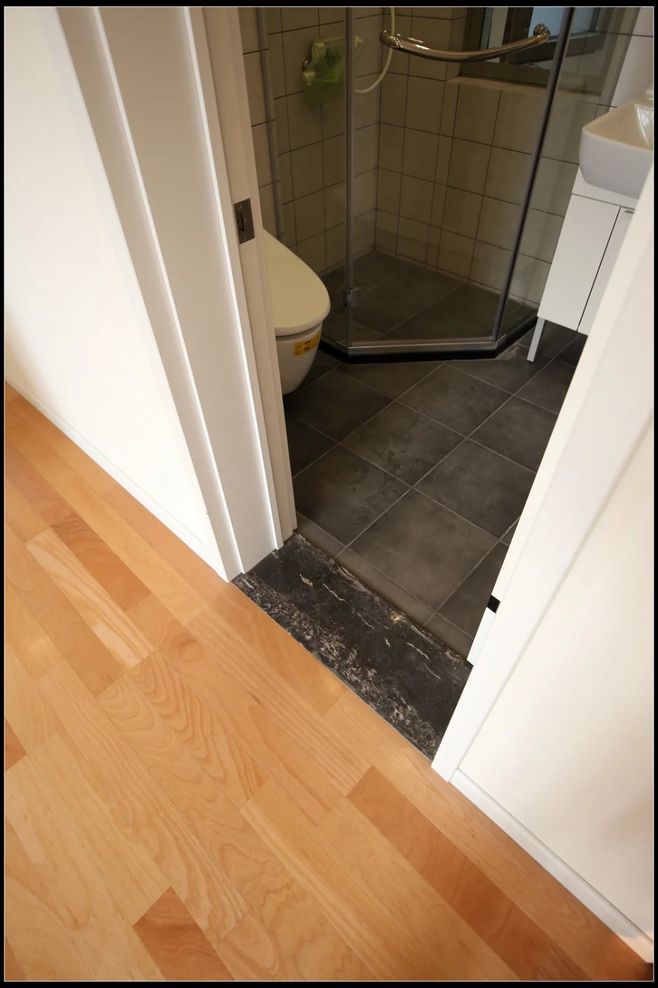 很多医院,学校等公共场所现在都采用这种地板.