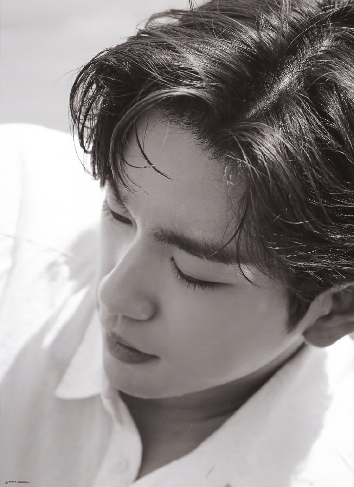 珍荣写真集内页再释出 白衬衫湿发诱惑!_朴珍荣
