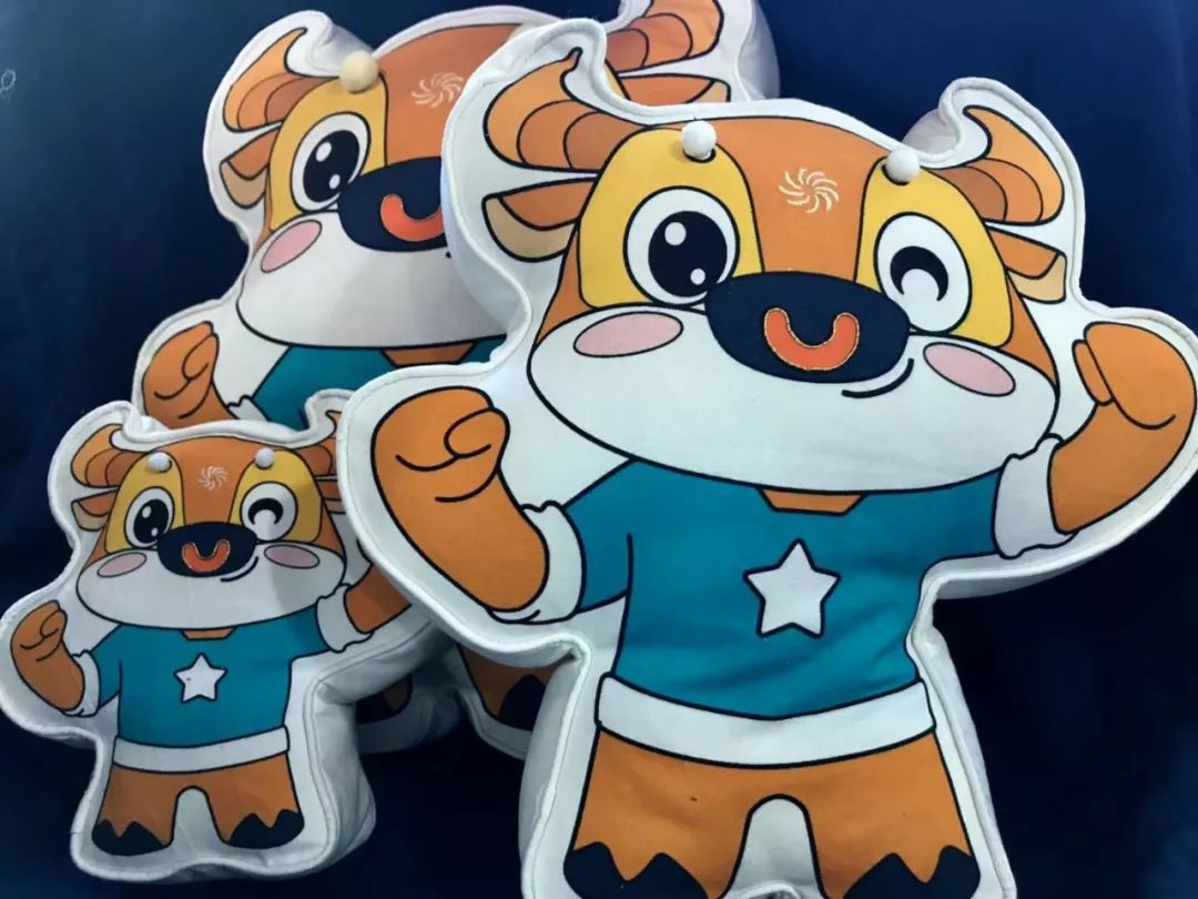 拓荒牛形像手工抱枕拓荒牛形像项链专门为文博会设计了两款产品!