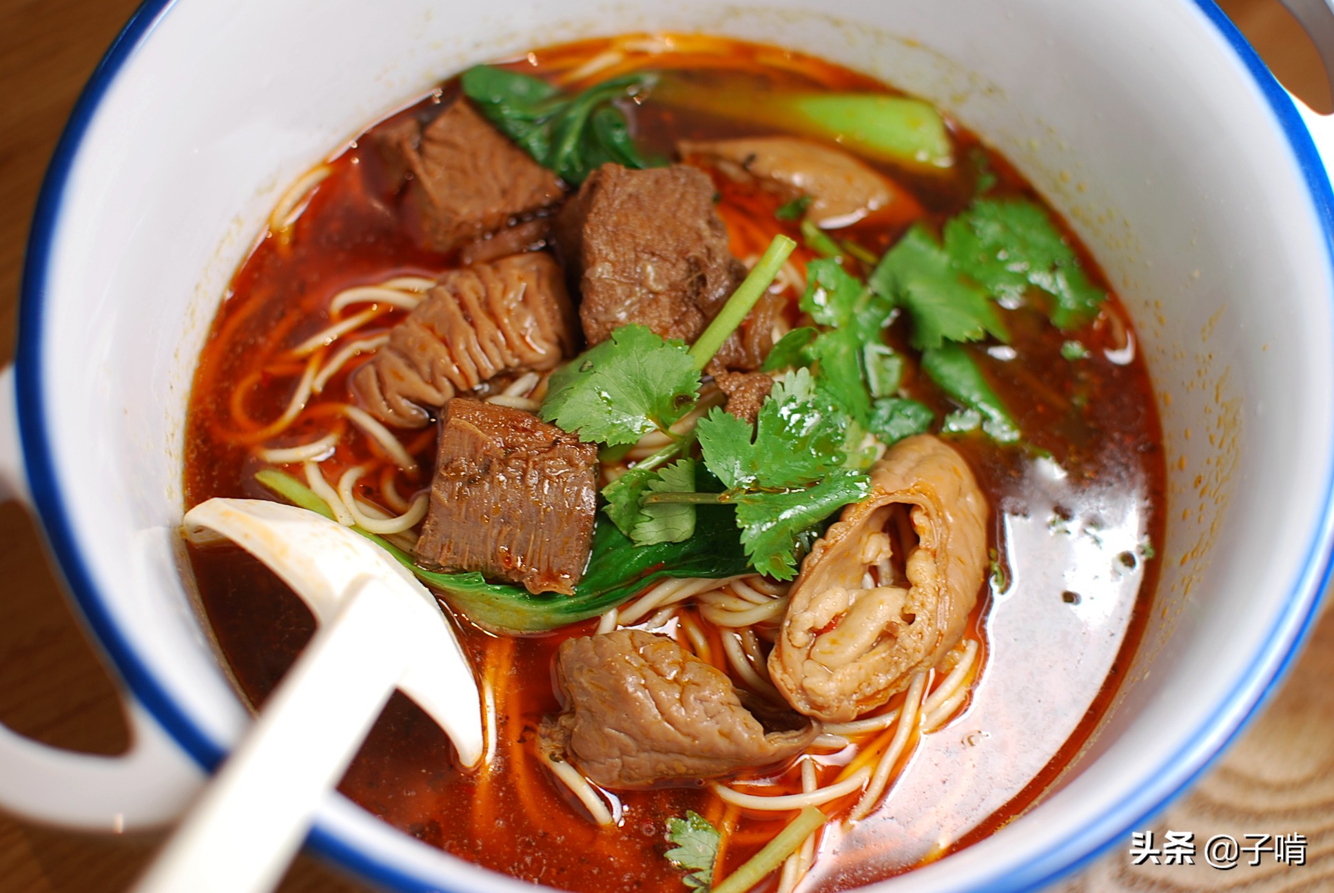 1/ 12 和妹子来大商场里的面馆吃个小面,点了最豪华的红烧牛肉肥肠面.