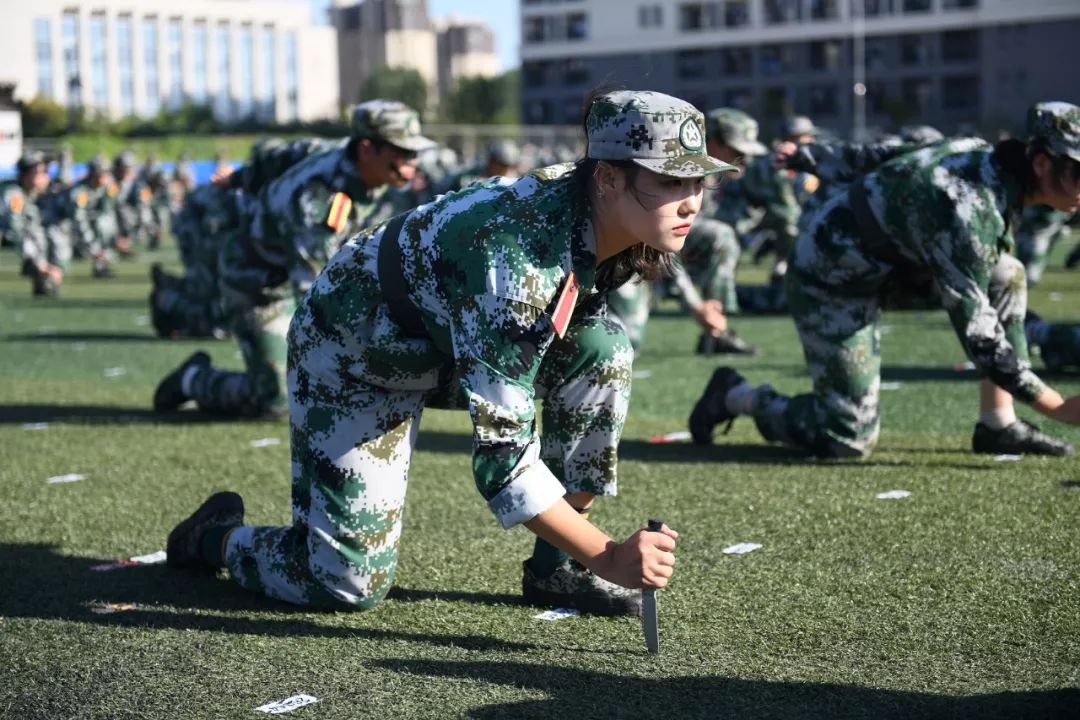 军训汇演昨日的汗水终化作今日的一幕幕精彩瞬间