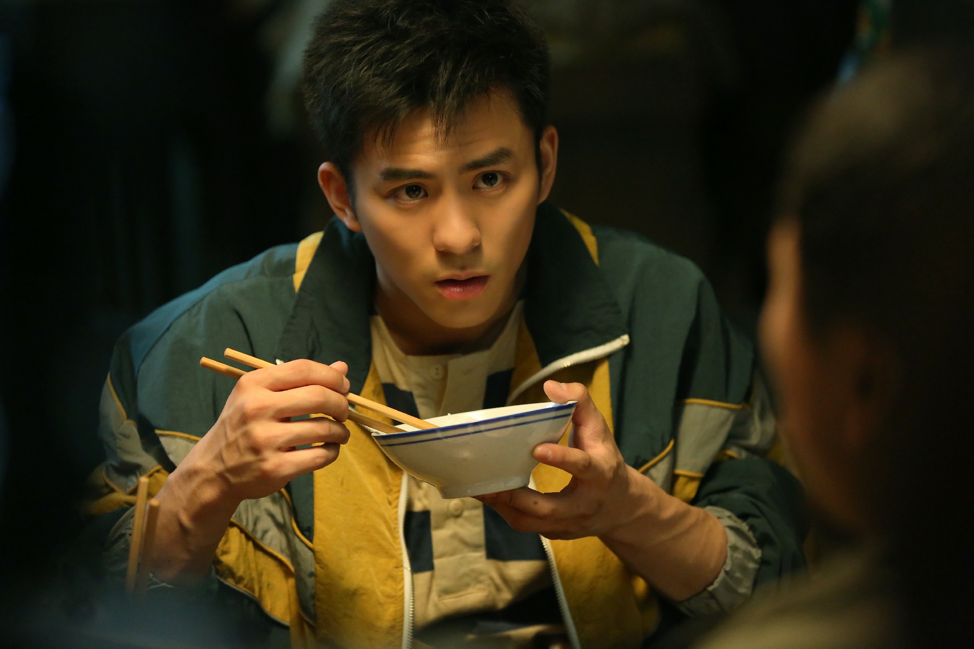 在本周更新的剧情中,父亲因菜场忙碌加倍难以长期独自一人撑起5口之家