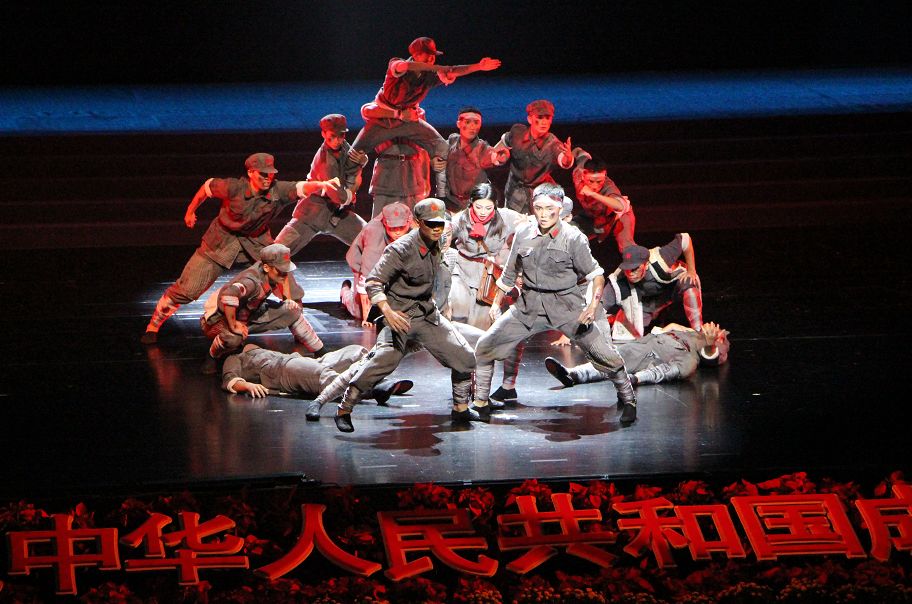 原创舞蹈《血红的名册》讲述了红军长征时期,陈树湘率领红军34师浴血