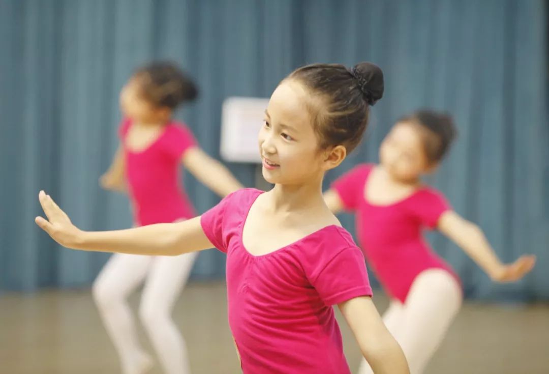 (维吾尔族)10零零国际舞蹈艺术中心▲九级舞目《拾青稞》(藏族)▲九级