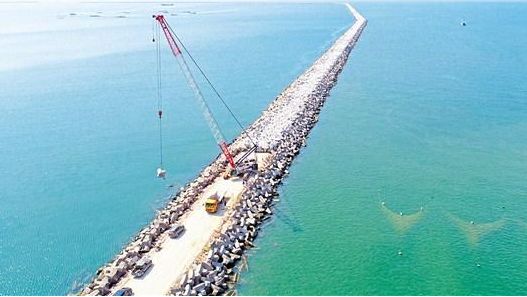 施工现场广澳港区防波堤工程是港区全面开发的重大基础性工程,项目