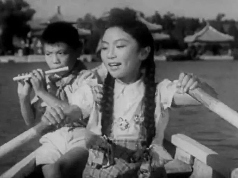 电影《祖国的花朵》:"红领巾迎着太阳,阳光洒在海面上.