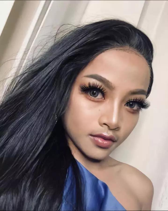 泰国12岁小弟弟化妆妩媚得要命人家靠做美妆网红已经给爹妈买房了