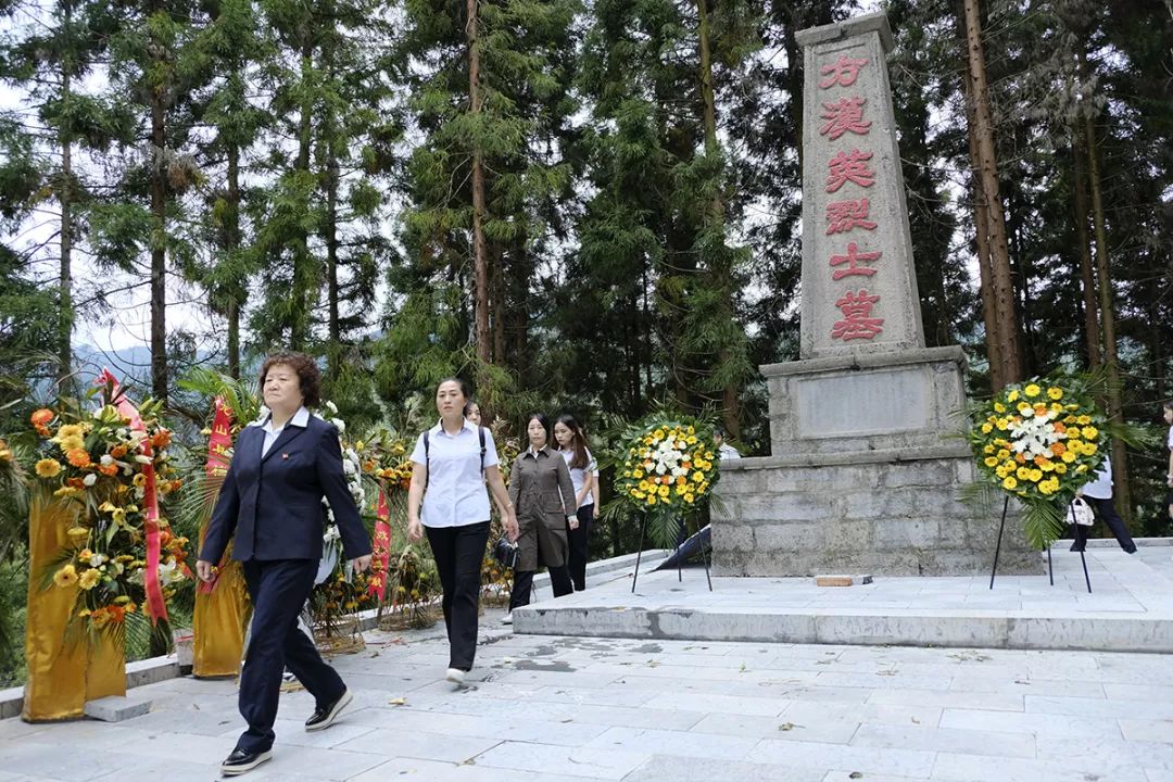 瞻仰方汉英烈士墓并默哀,鞠躬,敬献花篮通过实地参观学习,中心党员
