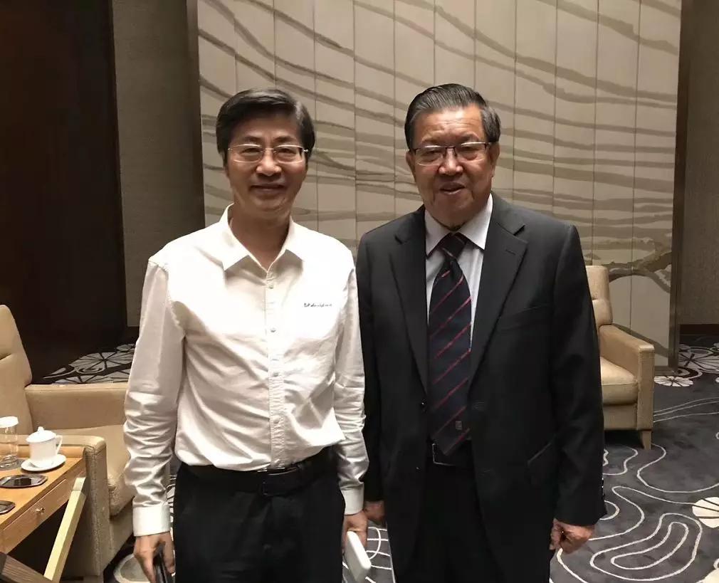 探索新能源发展著名经济学家周德文出席新能源新资本峰会