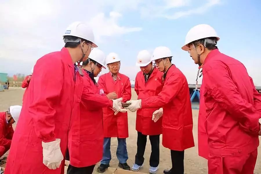 集团公司规划计划部副总经理李华启一行到吉木萨尔页岩油调研指导