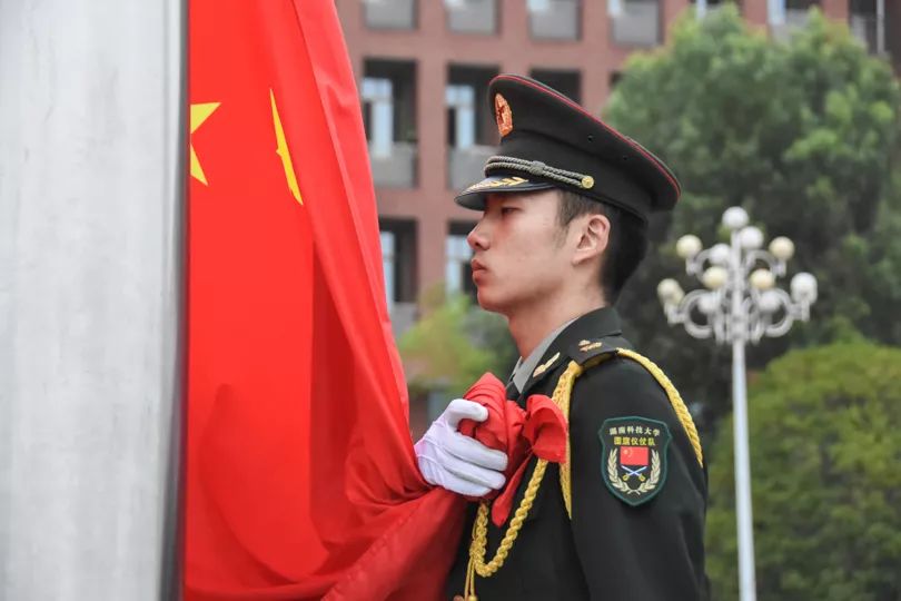 军人手握国旗图片图片