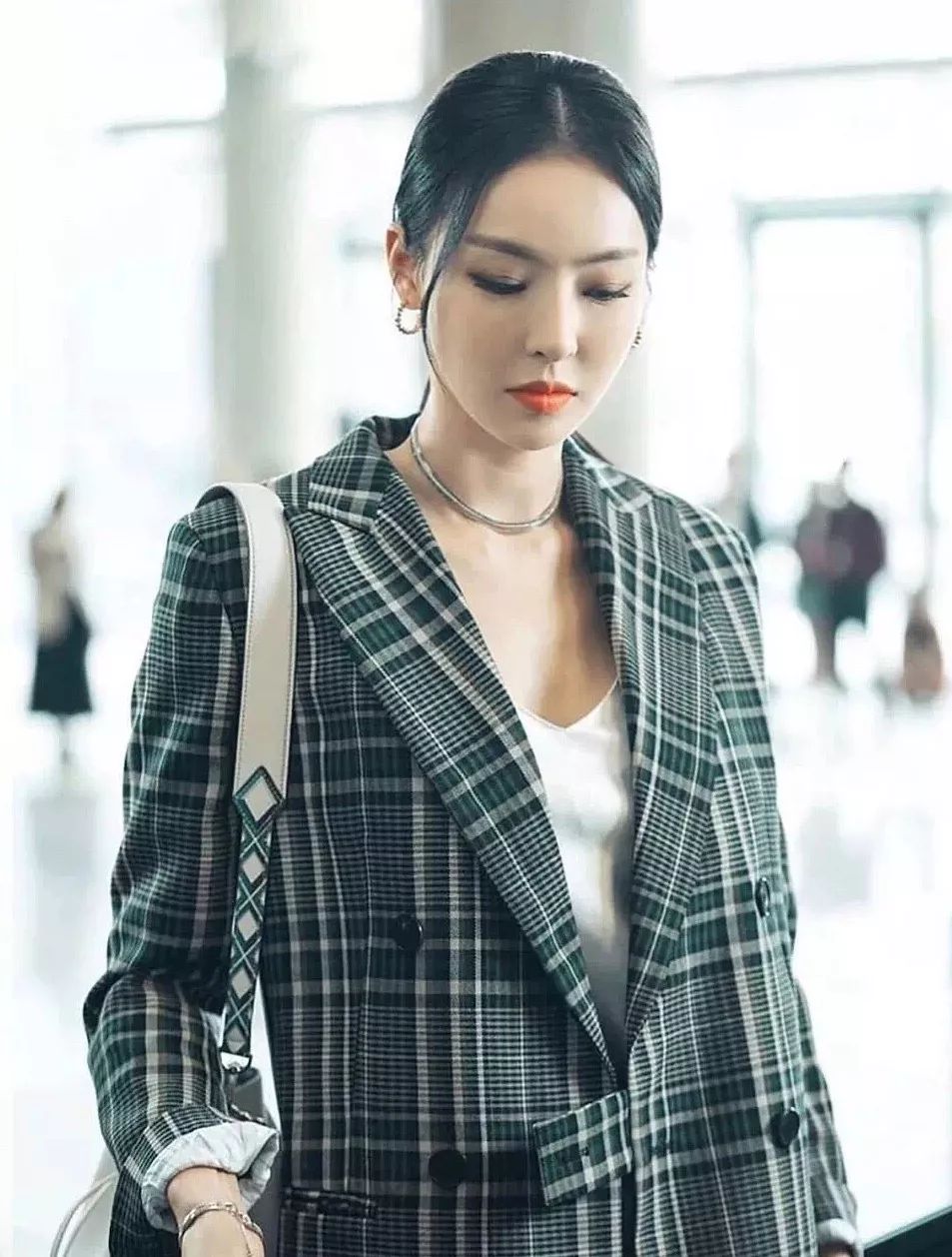 李多喜无ps身材不输超模美腿秒杀圣经宣美这才是真正名品比例